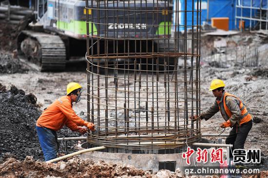 3月20日，在贵阳市南明绿色制造产业园配套基础设施及营业性用房项目建设现场，贵州建工十一建的工人正进行基础桩钢筋笼安装。