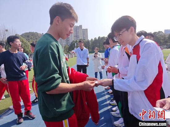 3月19日，两地学生互赠明信片。李龙霞 摄