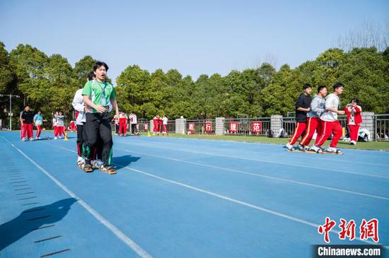 3月19日，两地学生一起体验少数民族传统体育项目《板鞋竞技》。唐哲 摄