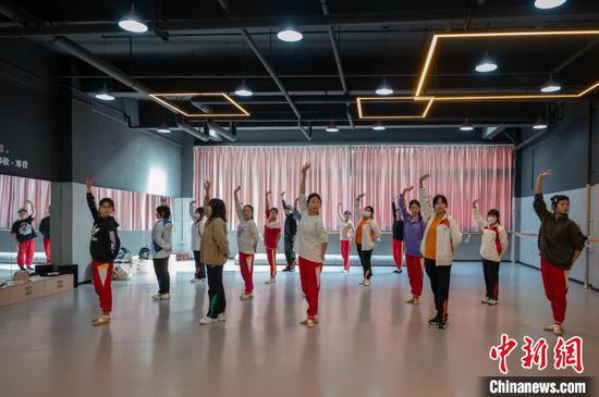 3月19日，两地学生一起学习古典舞。唐哲 摄