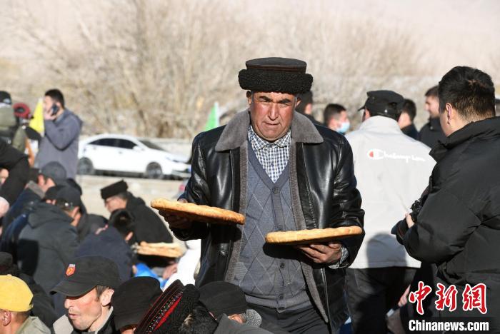 春回新疆帕米尔高原 民众“引水播种”盼丰收