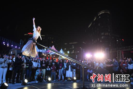 表演者在空中“翩翩起舞”吸引民众。中新社记者 王刚 摄