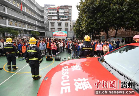 3月21日，在贵阳市南明区达德学校（二校区），消防指战员向学生们展示消防救援装备，普及消防安全常识。