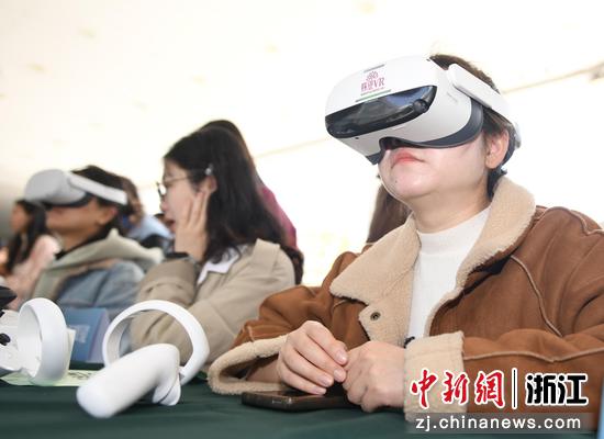 学生体验科技助眠设备。中新社记者 王刚 摄