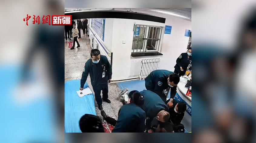 新疆库车市：生死时速 医护人员抢夺“黄金2分钟”