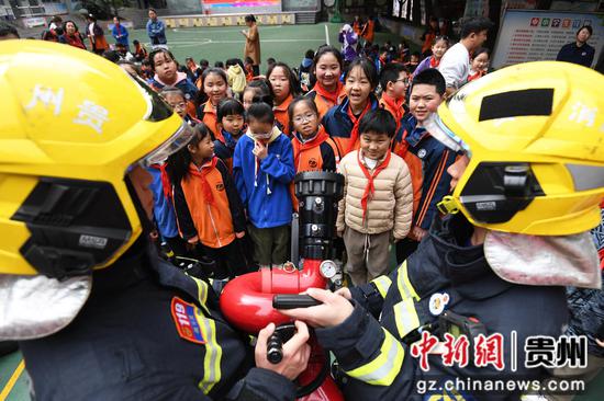 3月21日，在贵阳市南明区达德学校（二校区），消防指战员向学生们展示消防救援装备，普及消防安全常识。