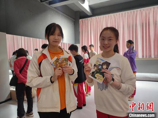 图为贵阳市第一中学学生周子韵(右)与香港培侨中学学生诗雅互赠明信片。刘美伶 摄