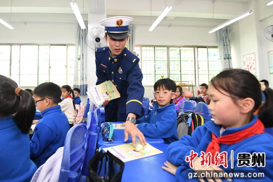 3月21日，贵阳市南明区消防救援大队的消防指战员更好正在给达德学校（二校区）的同学们发放《小学生消防安全教育手册》。
