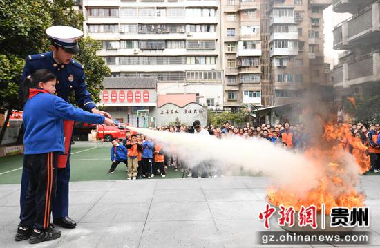 3月21日，贵阳市南明区达德学校（二校区）的学生在消防指战员的指导下开展灭火演示。