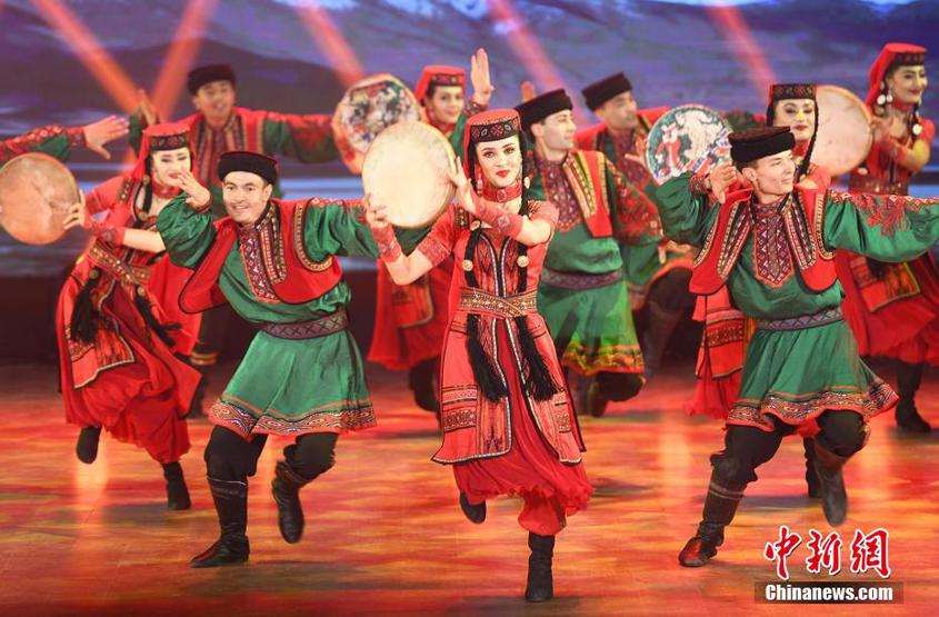 3月20日晚间，第三届新疆喀什“帕米尔之声”民族音乐节在位于帕米尔高原上的塔什库尔干塔吉克自治县开幕。是次音乐节分为《盎然的帕米尔》《激情的帕米尔》《奋进的帕米尔》三个篇章，演绎了《冰山上的婚礼》《帕米尔女郎》《花儿依然这样红》以及英雄史诗《玛纳斯》片段等节目，旨在展现“歌舞之乡”的独特魅力，推动喀什地区文化旅游业高质量发展。图为群舞《激情的帕米尔》。 中新网记者 孙亭文 摄