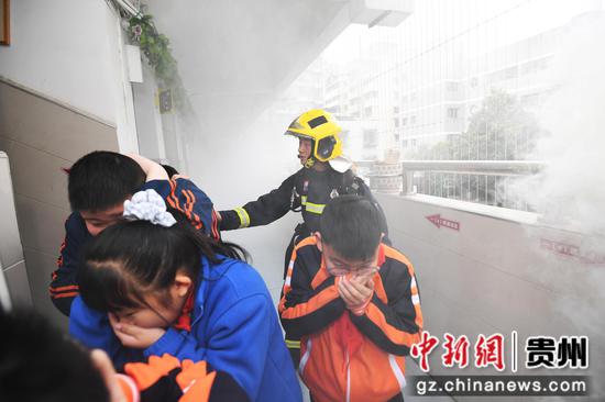 3月21日，贵阳市南明区达德学校（二校区）的同学们正在进行应急疏散演练。