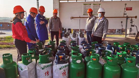 百色工投集团副总裁罗永华率集团应急管理部到液化气站开展安全生产检查。