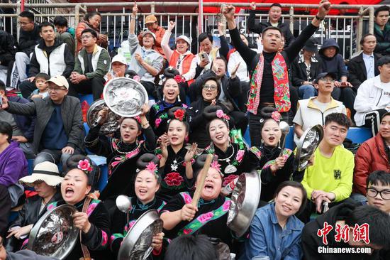 3月22日，2024年“村BA”球王争霸赛贵州赛区第一场预选赛在贵州省台江县台盘村开赛。图为现场观众为球队加油助威。