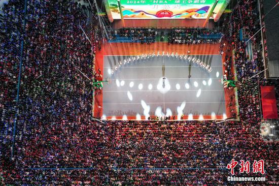 3月22日，2024年“村BA”球王争霸赛贵州赛区第一场预选赛在贵州省台江县台盘村开赛。图为现场座无虚席。 （无人机照片）