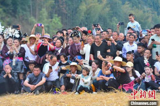 人们在黎平县双江镇坑洞村参加摔跤节活动，欢庆传统节日。卢忠南摄