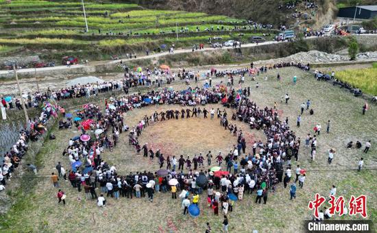 人们在贵州省黔东南苗族侗族自治州黎平县双江镇坑洞村参加摔跤节活动。卢忠南摄