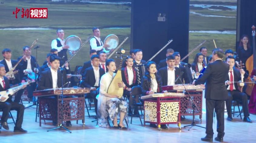 中西乐器同台献艺新疆喀什民族音乐节