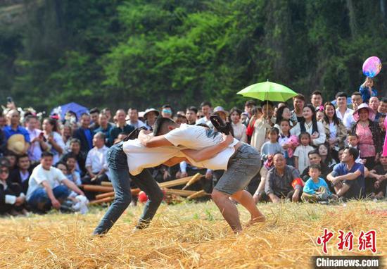 人们在黎平县双江镇坑洞村参加摔跤节活动，欢庆传统节日。卢忠南摄