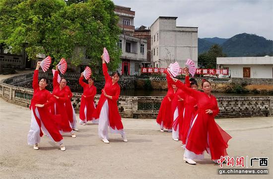 图为六王老年大学文艺队在古泉侨村公园排练舞蹈。封晓天 陈静 摄影报道
