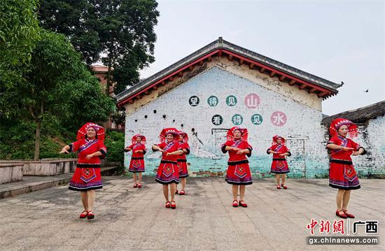 图为古泉村文艺队在排练广场舞节目。封晓天 陈静 摄影报道