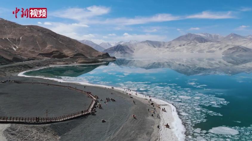 新疆白沙湖：破碎“冰镜”美如画