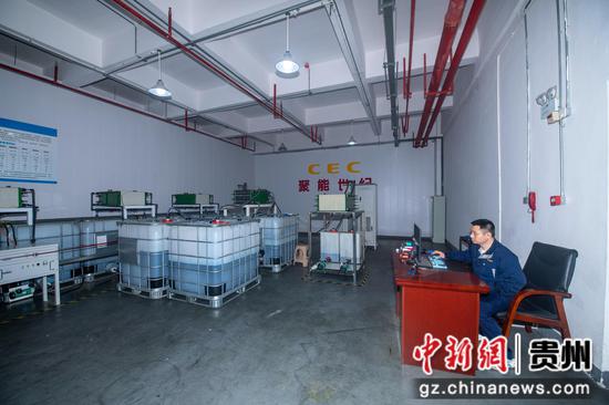 2024年3月25日，贵州聚能世纪科技有限责任公司的工人在生产车间内加工新能源储能钒电池。