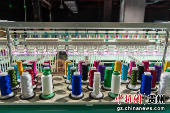 2024年3月25日，贵州省从江祖英刺绣有限公司的工人在刺绣生产车间赶制刺绣订单产品。