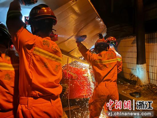 消防救援人员利用切割机对遮阳棚钢架结构进行分段切割拆除。陈国庆 摄