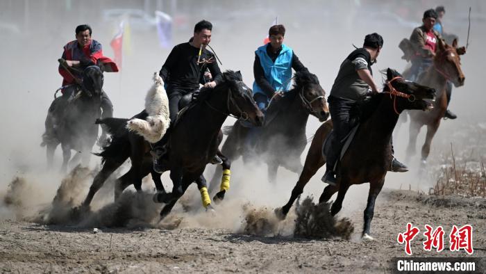 23日以来，在新疆库尔勒市哈拉玉宫镇巴格吉代村赛马场，骑手在比赛当中。确·胡热 摄