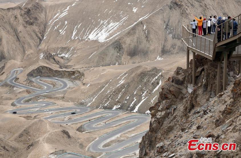 The Panlong road with 600 hairpin bends reopens to the traffic after seasonal hibernation in Taxkorgan Tajik Autonomous County, northwest China's Xinjiang Uyghur Autonomous Region, March 21, 2024. (Photo: China News Service/Sun Tingwen)


