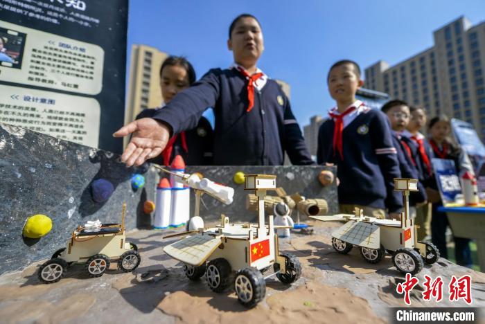 学生们在操场上展示航天创意大赛作品。中新网记者 刘新 摄