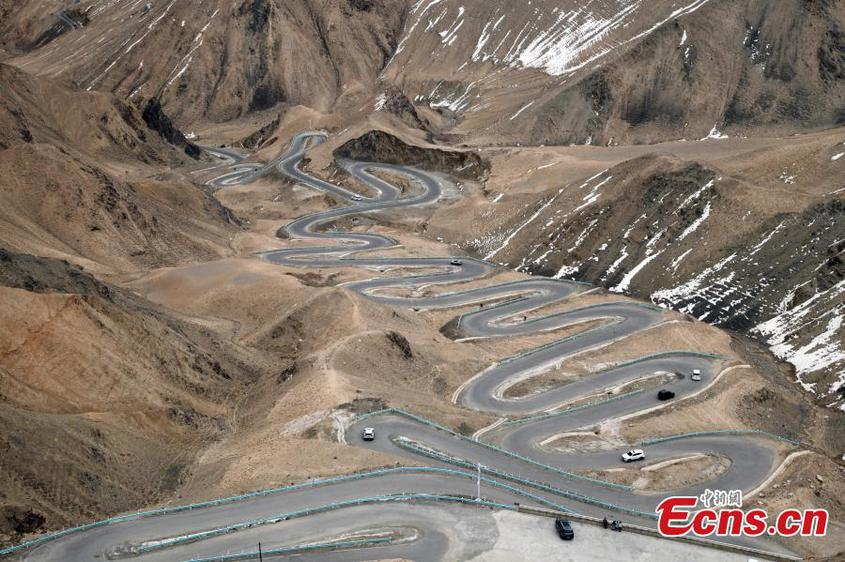 The Panlong road with 600 hairpin bends reopens to the traffic after seasonal hibernation in Taxkorgan Tajik Autonomous County, northwest China's Xinjiang Uyghur Autonomous Region, March 21, 2024. (Photo: China News Service/Sun Tingwen)

