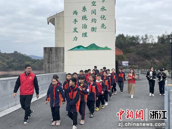 江瑶小学学生走进杨溪水库。吴巧窍 供图