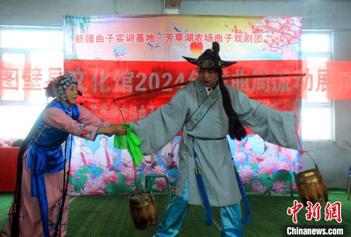 呼图壁县锦华小曲子文艺剧团演员表演新疆曲子戏《李彦贵卖水》。　于三 摄