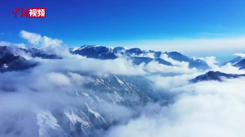 新疆：雪后天山云烟缭绕 雄伟壮丽