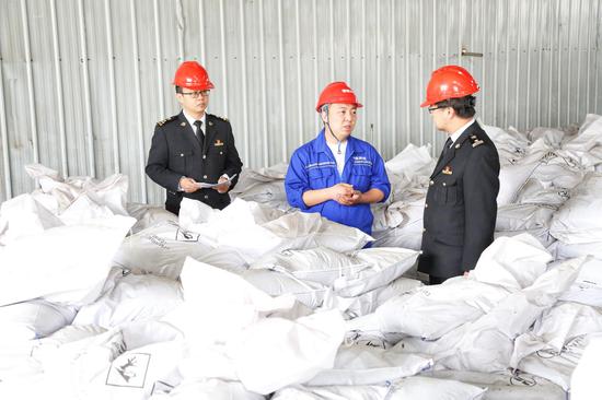 兴庆海关工作人员对出口农药开展查验。
