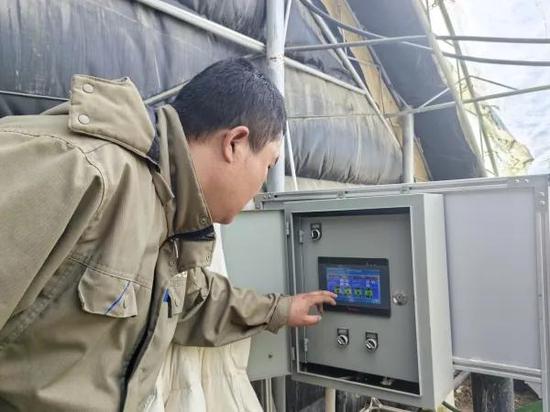 3月27日，在现代设施农业产业园智慧温室大棚，工作人员正在操作水肥一体化智能控制机。