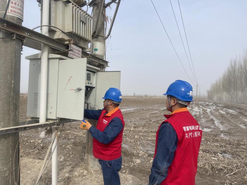 国网阿克苏供电公司员工对春灌用电设施开展检查。宁航 摄