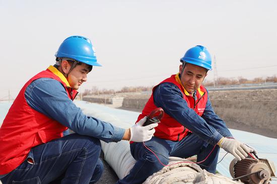 3月13日，国网吐鲁番供电公司党员服务队在葡萄开墩季开展春耕保供线路巡查，对灌溉设备、配电箱及漏电保护设备进行巡视。 汪泽超 摄