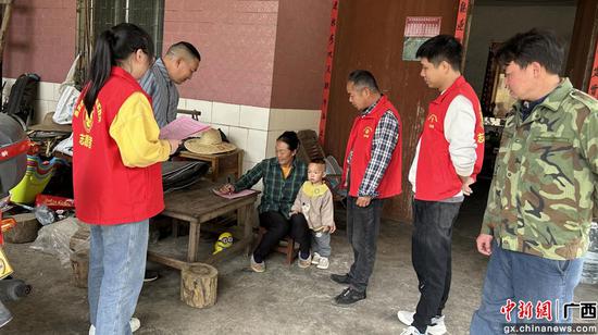 图为志愿者在龙甲村入户征求意见。巴马县委宣传部供图