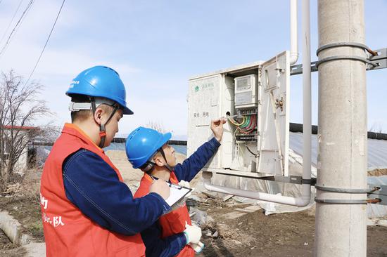 3月21日，国网伊犁伊河供电公司组织员工对蔬菜种植基地进行安全用电检查。沈靖园 摄
