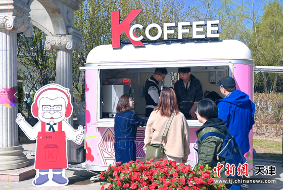 游客在快闪车前购买咖啡。主办方供图