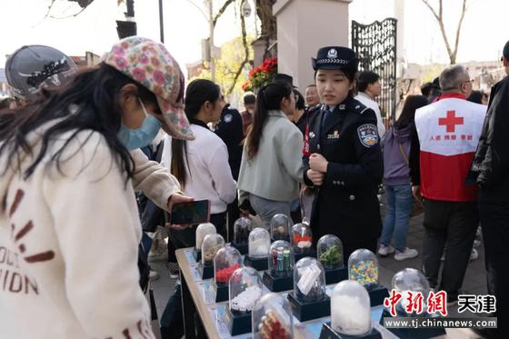 “与警相遇 共赴海棠之约”打卡盖章活动吸引不少游客驻足。天津公安供图