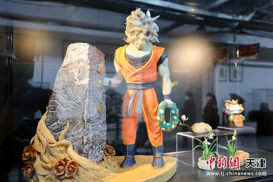 展览现场展示的石漫作品“七龙珠”。刘俊苍 摄