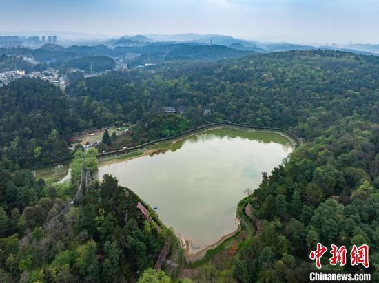 3月30日，航拍贵阳市白云区长坡岭国家森林公园内的樱花湖。唐哲 摄
