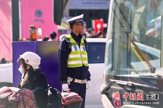 民警化身“护花使者”守护旅客出行安全。天津公安供图