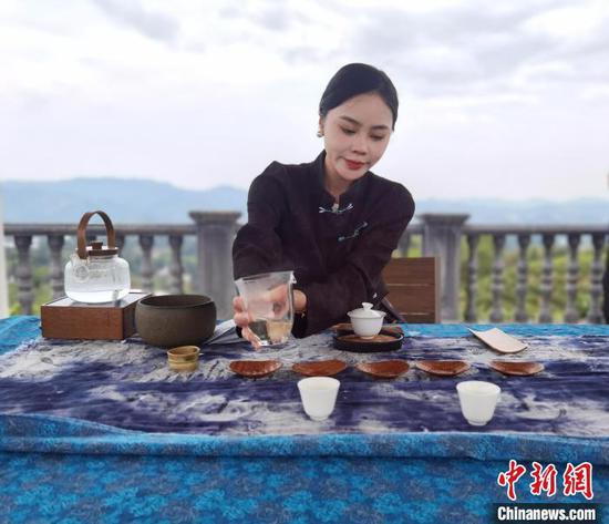 3月29日，蒙丽在贵阳百花湖畔的神鹊茶场茶亭里泡茶。　周燕玲 摄