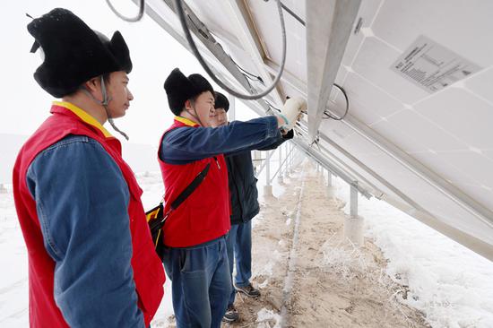 3月4日，国网昌吉供电公司员工走访新疆五家渠利商20兆瓦光伏电站，帮助客户检查光伏发电设备。沈海涛 摄