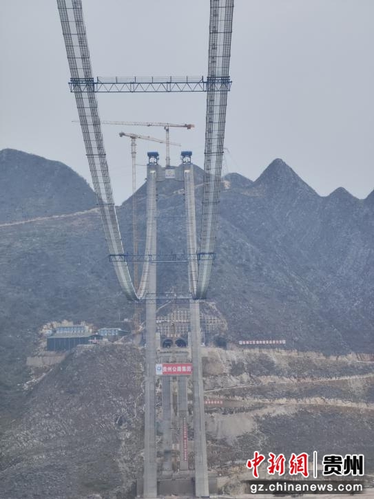 仰望花江大峡谷大桥两边猫道 。袁堇峰摄