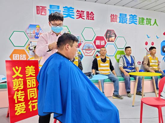 项目邀请专业理发师为职工、工友解决“头”等大事。毛勇江 摄